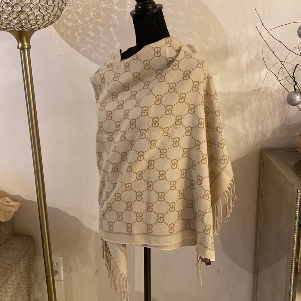𝅺Gucci cashmere/silk wrap - Picture 4 of 9